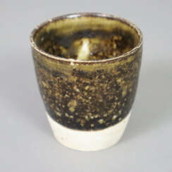 Weinbecher vom Typ Jianyao - Steinzeug mit dunkelb…