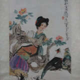 Chinesisches Rollbild - Junge Dame mit Vogelpaar, … - фото 1