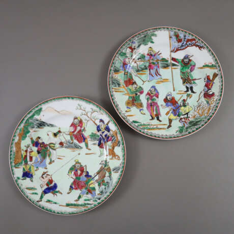 Zwei Porzellanteller mit Kriegerdekor - flache Tel… - фото 1 Zwei Porzellanteller mit Kriegerdekor - flache Tel… - фото 1
