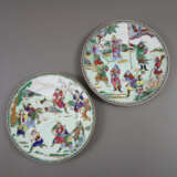 Zwei Porzellanteller mit Kriegerdekor - flache Tel… - фото 1