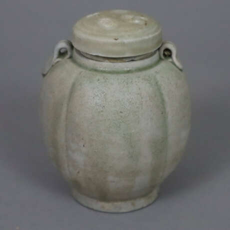 Kleines Yue-Deckelgefäß - Steinzeug, vierpassig ge… - фото 1 Kleines Yue-Deckelgefäß - Steinzeug, vierpassig ge… - фото 1