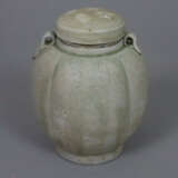 Kleines Yue-Deckelgefäß - Steinzeug, vierpassig ge… - фото 1