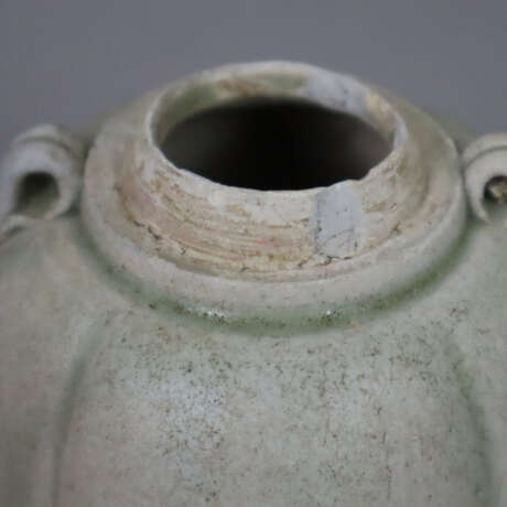 Kleines Yue-Deckelgefäß - Steinzeug, vierpassig ge… - фото 2 Kleines Yue-Deckelgefäß - Steinzeug, vierpassig ge… - фото 2