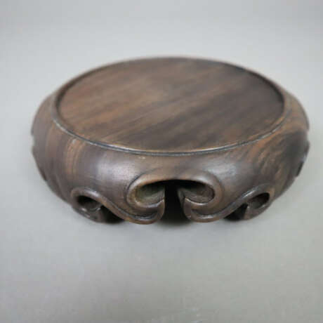 Ein Paar runde chinesische Holzstände - seitlich g… - фото 2 Ein Paar runde chinesische Holzstände - seitlich g… - фото 2