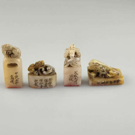 Vier kleine Steinsiegel - China, grau-weiße Steins… - фото 1 Vier kleine Steinsiegel - China, grau-weiße Steins… - фото 1