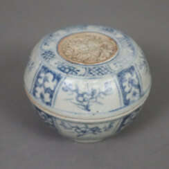 Blau-weiße Deckeldose mit Terrakottaplakette - kug…