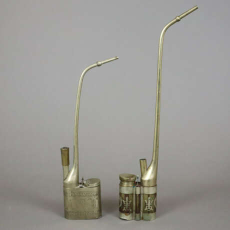 Zwei Opiumpfeifen - China 19./20.Jh., Metallkorpus… - фото 1 Zwei Opiumpfeifen - China 19./20.Jh., Metallkorpus… - фото 1
