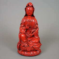 Rotlackfigur "Guanyin" - China, um 1920, auf einem…