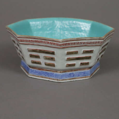 Porzellan-Zierschale - China, ausgestellter oktogo… - Foto 1 Porzellan-Zierschale - China, ausgestellter oktogo… - Foto 1