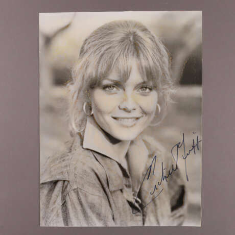 Autogramm Michele Pfeiffer - s/w Portraitfoto von … - photo 1 Autogramm Michele Pfeiffer - s/w Portraitfoto von … - photo 1