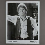 Autogramm John Denver - s/w RCA-Publicityfoto von … - photo 1