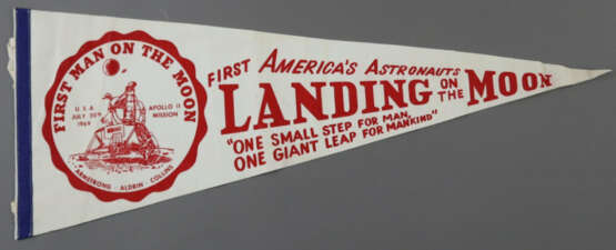 APOLLO XI - Rot-weißer Wimpel von der Mondlandung … - photo 1 APOLLO XI - Rot-weißer Wimpel von der Mondlandung … - photo 1