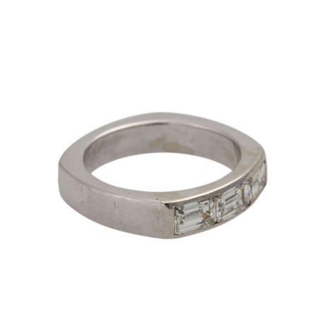 Ring mit 3 achteckigen Diamanten im Treppenschliff, zusammen ca. 1,5 ct, - photo 2