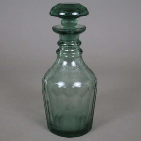Karaffe - Böhmen, um 1860, grünes Glas, facettiert… - Foto 1 Karaffe - Böhmen, um 1860, grünes Glas, facettiert… - Foto 1