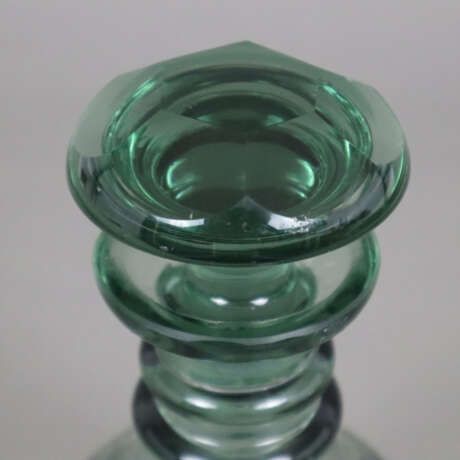 Karaffe - Böhmen, um 1860, grünes Glas, facettiert… - Foto 2 Karaffe - Böhmen, um 1860, grünes Glas, facettiert… - Foto 2