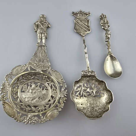Antikes Konvolut Tafelsilber - dreiteilig: 1 Streu… - photo 1 Antikes Konvolut Tafelsilber - dreiteilig: 1 Streu… - photo 1