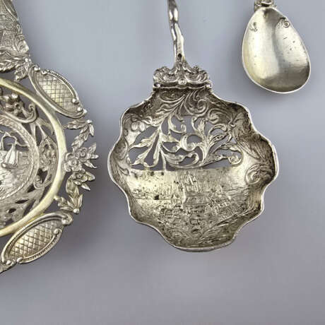 Antikes Konvolut Tafelsilber - dreiteilig: 1 Streu… - photo 2 Antikes Konvolut Tafelsilber - dreiteilig: 1 Streu… - photo 2