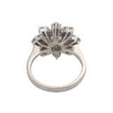 Ring in Blütenform mit Brillanten, - Foto 4