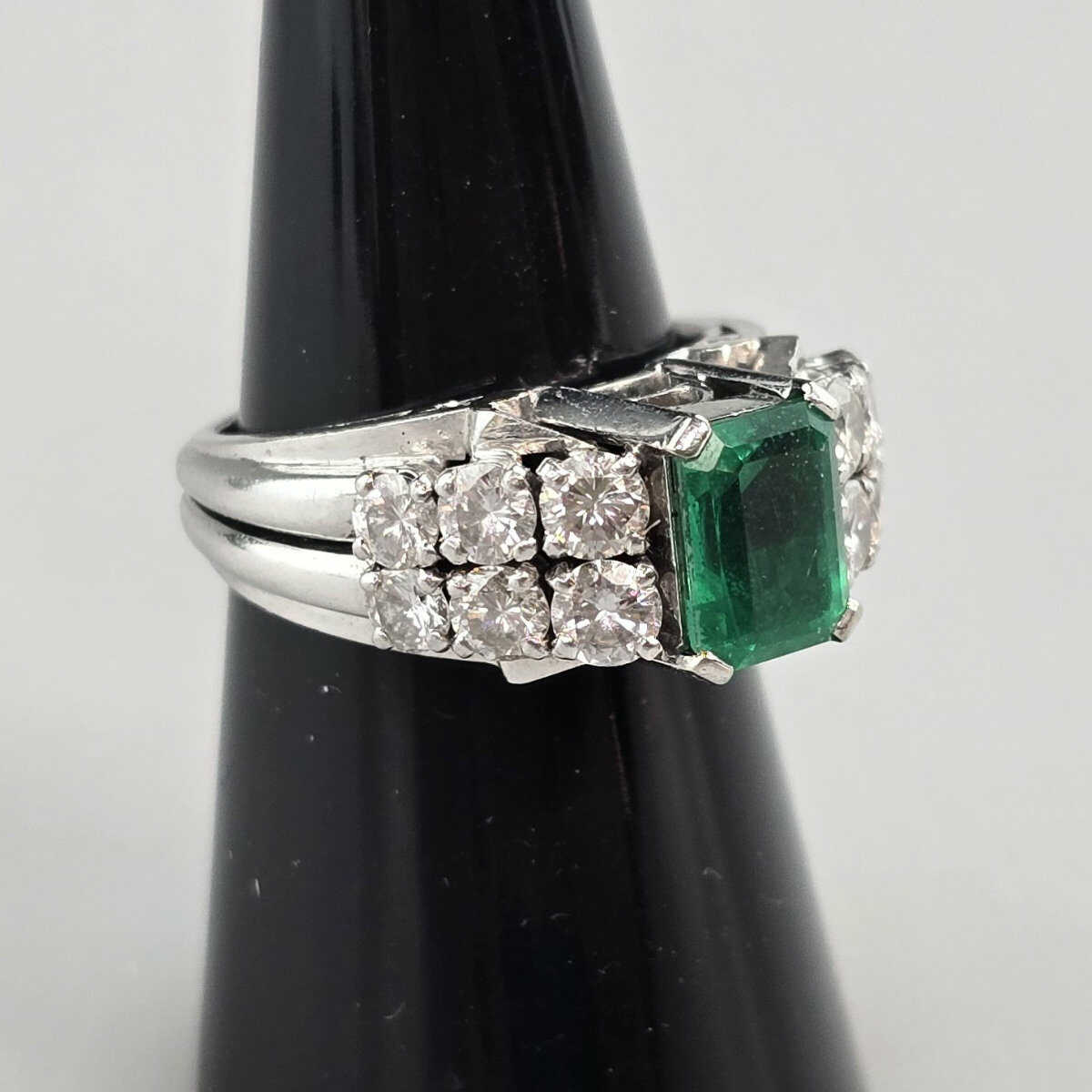 Smaragdring mit Diamanten - Weißgold 750/000, zent… Smaragdring mit Diamanten - Weißgold 750/000, zent…