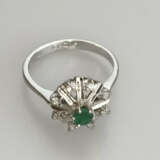 Zierlicher Smaragdring mit Diamantbesatz - Weißgol… - photo 1