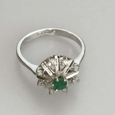 Zierlicher Smaragdring mit Diamantbesatz - Weißgol… - photo 1