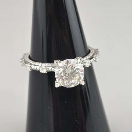 Weißgoldring mit Diamanten - 750/000 (18 K), zentr… - фото 1 Weißgoldring mit Diamanten - 750/000 (18 K), zentr… - фото 1