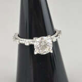 Weißgoldring mit Diamanten - 750/000 (18 K), zentr… - фото 1