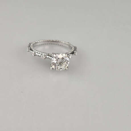 Weißgoldring mit Diamanten - 750/000 (18 K), zentr… - фото 2 Weißgoldring mit Diamanten - 750/000 (18 K), zentr… - фото 2