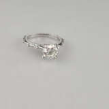 Weißgoldring mit Diamanten - 750/000 (18 K), zentr… - фото 2