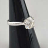 Weißgoldring mit Diamanten - 750/000 (18 K), zentr… - фото 1