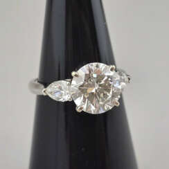 Weißgoldring mit Diamanten - 750/000 (18 K), zentr…