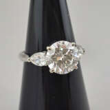 Weißgoldring mit Diamanten - 750/000 (18 K), zentr… - фото 1