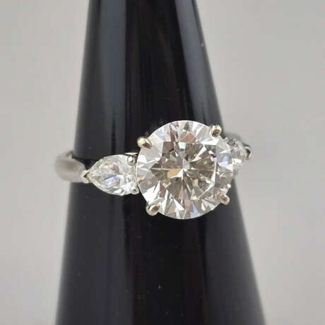 Weißgoldring mit Diamanten - 750/000 (18 K), zentr… - фото 1