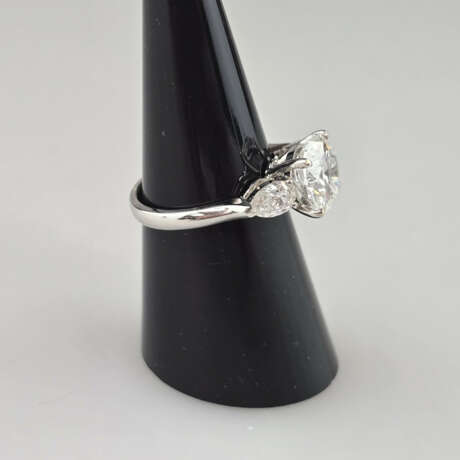 Weißgoldring mit Diamanten - 750/000 (18 K), zentr… - фото 2