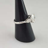 Weißgoldring mit Diamanten - 750/000 (18 K), zentr… - фото 2