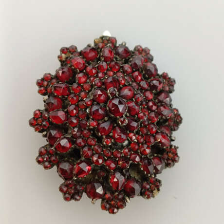 Antiker Kleiderclip mit Granatbesatz - antikes Sch… - фото 1