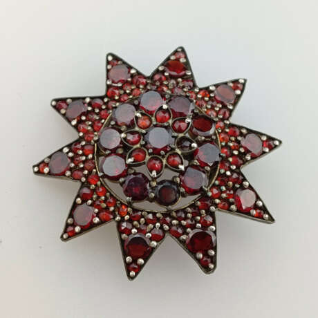 Sternförmige Granatbrosche - Metallfassung mit Ver… - фото 1