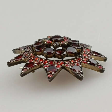 Sternförmige Granatbrosche - Metallfassung mit Ver… - фото 2