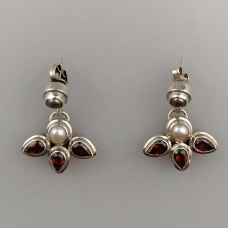 Ein Paar Silberohrhänger mit Spinell- und Perlenbe… - фото 1 Ein Paar Silberohrhänger mit Spinell- und Perlenbe… - фото 1