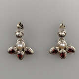 Ein Paar Silberohrhänger mit Spinell- und Perlenbe… - фото 1