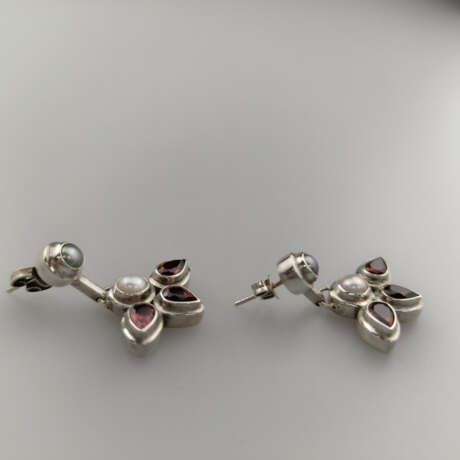 Ein Paar Silberohrhänger mit Spinell- und Perlenbe… - фото 2 Ein Paar Silberohrhänger mit Spinell- und Perlenbe… - фото 2