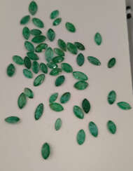 Konvolut lose Smaragde - 52 Stück, natürliche grün…