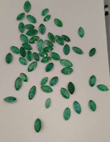Konvolut lose Smaragde - 52 Stück, natürliche grün… - фото 1 Konvolut lose Smaragde - 52 Stück, natürliche grün… - фото 1