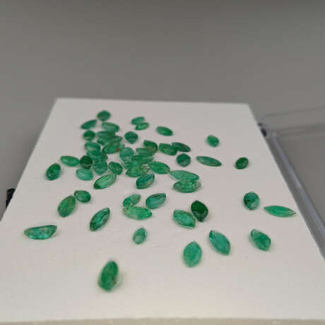 Konvolut lose Smaragde - 52 Stück, natürliche grün… - фото 2 Konvolut lose Smaragde - 52 Stück, natürliche grün… - фото 2
