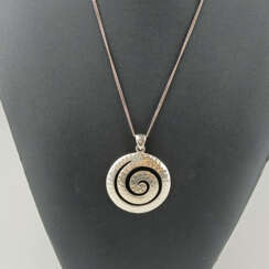 Vintage-Silberanhänger mit Kette - gehämmerter run…