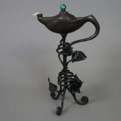 "Aladin"-Wunderlampe mit Eisenständer - um 1900, B…