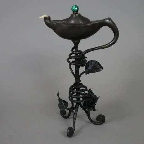 "Aladin"-Wunderlampe mit Eisenständer - um 1900, B… - photo 1 "Aladin"-Wunderlampe mit Eisenständer - um 1900, B… - photo 1