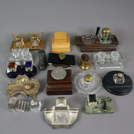 Konvolut Schreibgarnituren und Tintenfässer - um 1… - фото 1