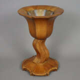 Gefußtes Holzgefäß - um 1900, Kirschbaum, 8-fach f… - фото 1