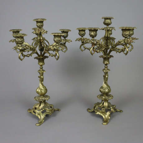 Ein Paar Kerzenleuchter im Rokokostil - Messing, a… - фото 1 Ein Paar Kerzenleuchter im Rokokostil - Messing, a… - фото 1